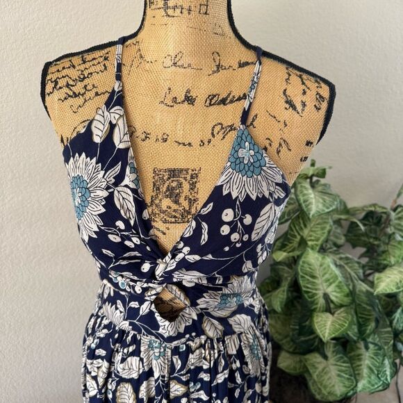 Boho Floral Maxi Dress - Navy & White - Picture 5 of 10